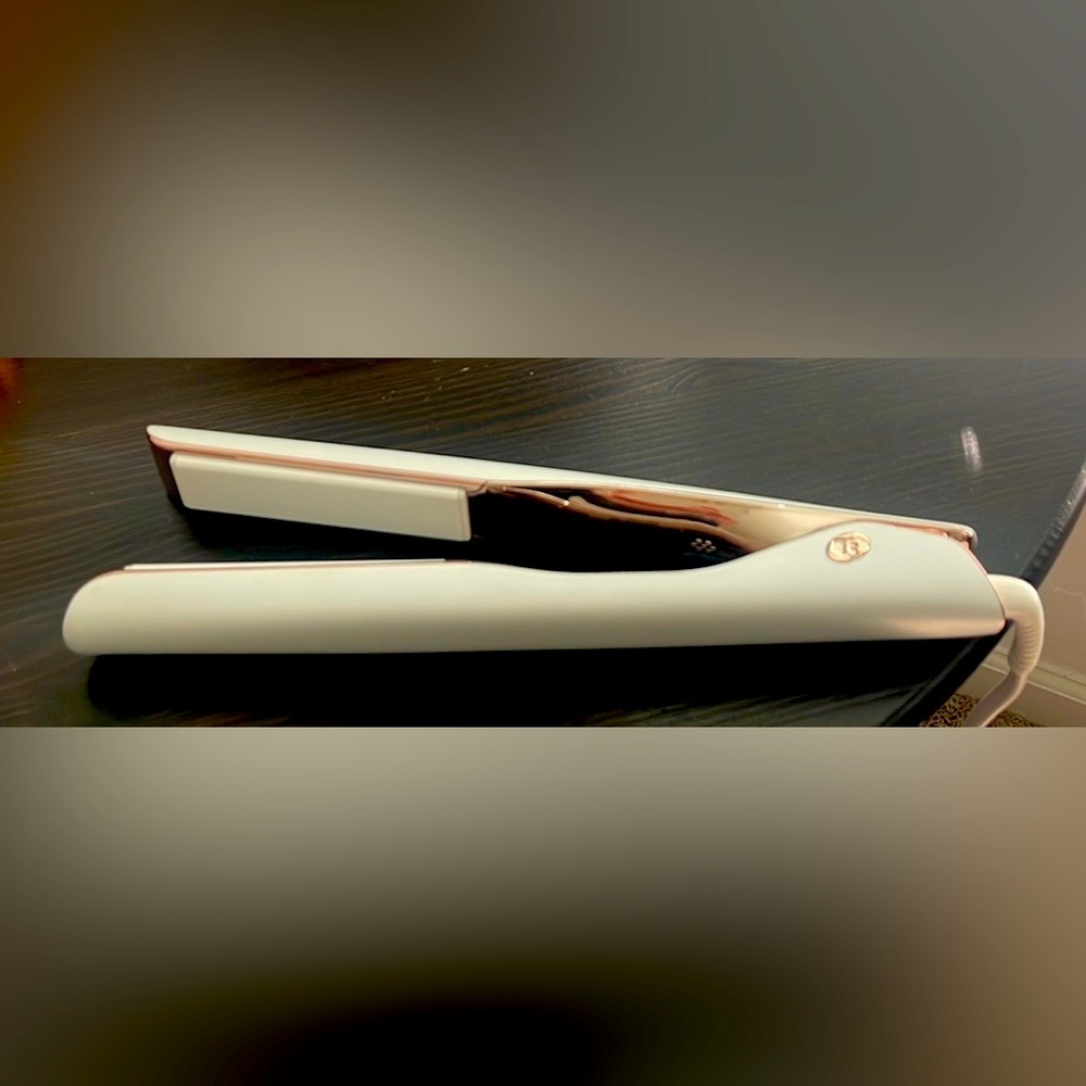 T3
Smooth ID 1" Flat Iron with Touch Interface
